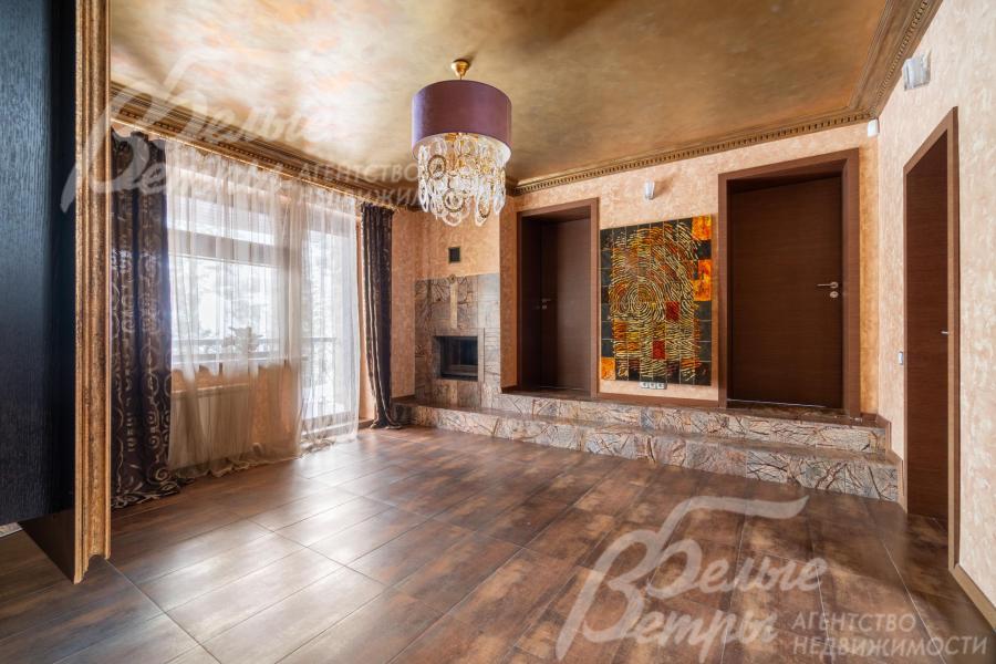 Холл первого этажа: итальянские плитка на полу и декоративная штукатурка на стенах и потолке, облицованный индийским мрамором камин.