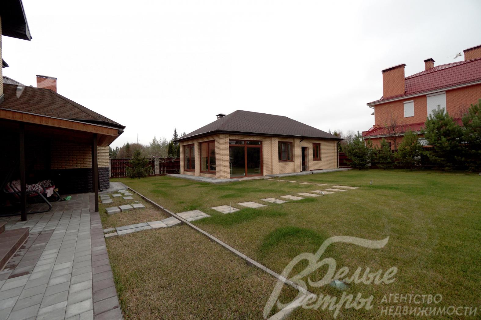 В беседке в зоне барбекю установлены мангал и казан, есть электрические тёплые полы, панорамные окна с откатным механизмом