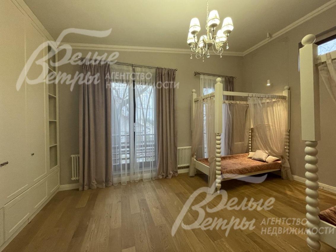 Спальня с балконом