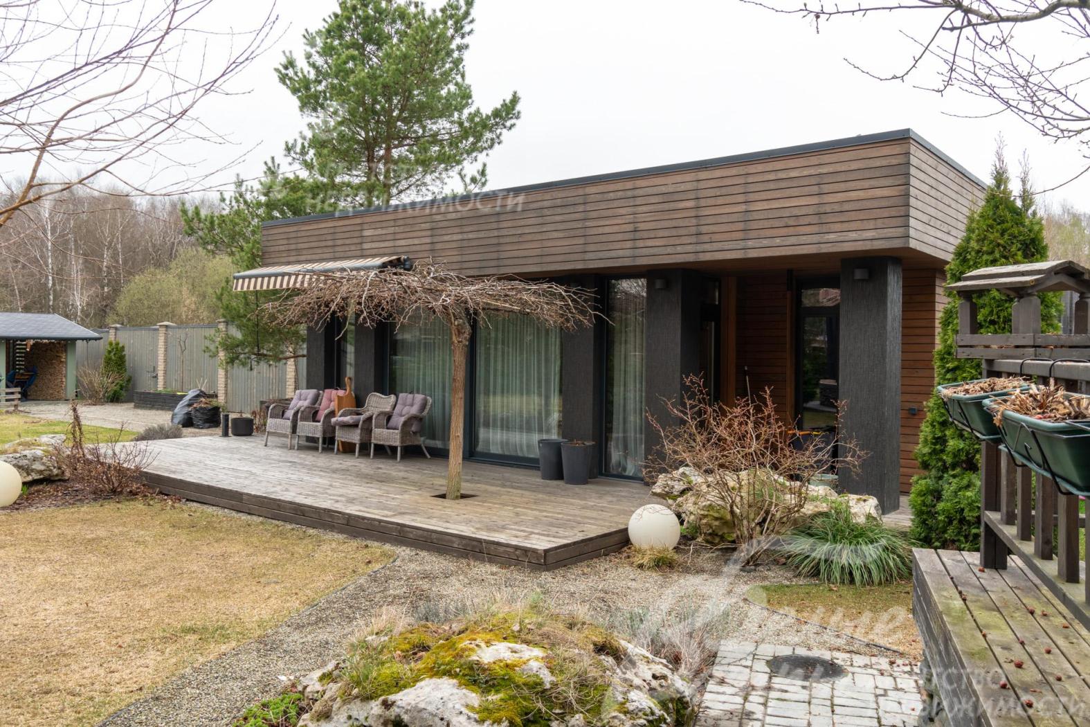 На участке стоит отапливаемая беседка с зоной барбекю. В беседке предусмотрены отопление и тёплые полы, обустроены кухня, санузел и терраса