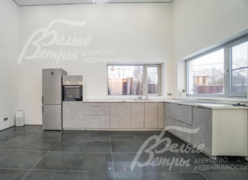 Оборудованная кухня со всей необходимой техникой.