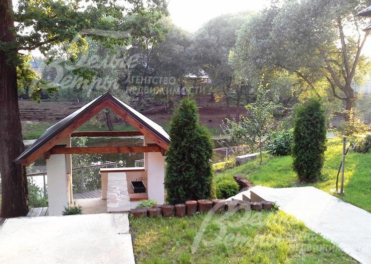 Беседка у воды