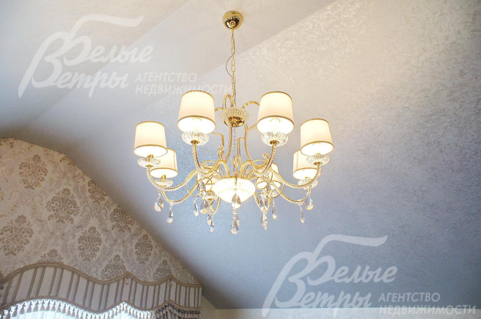 Во всем доме роскошные люстры