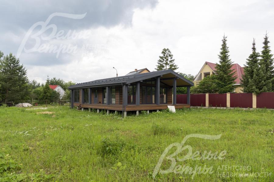 Участок огорожен забором из профнастила