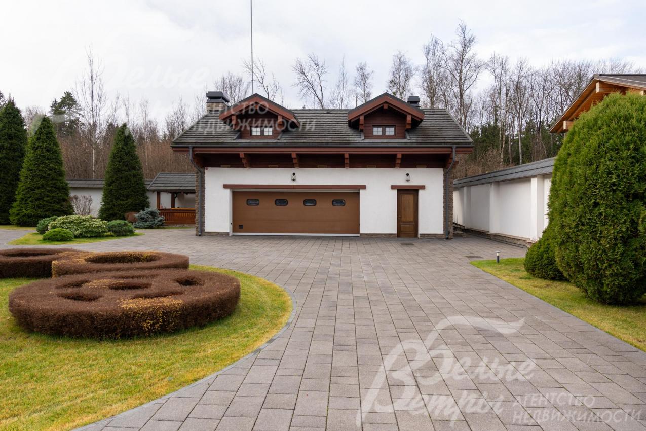 На участке построен гостевой (вспомогательный) дом с гаражом в стиле основного дома