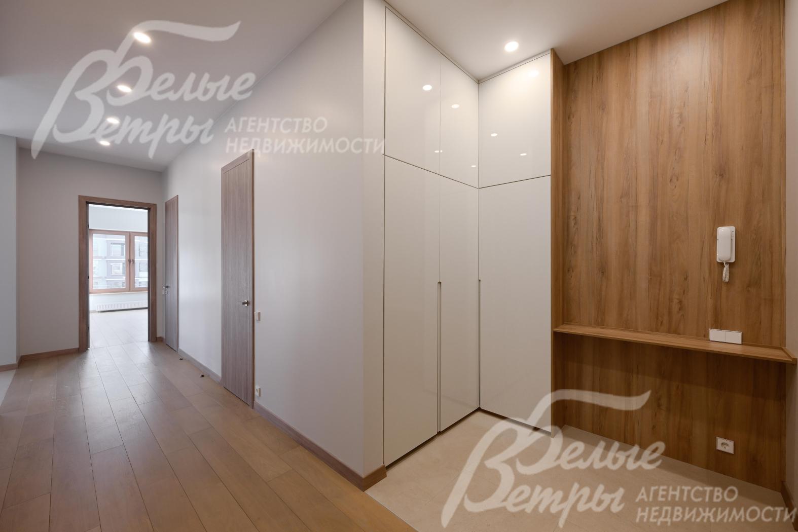 прихожая со встроенными шкафами