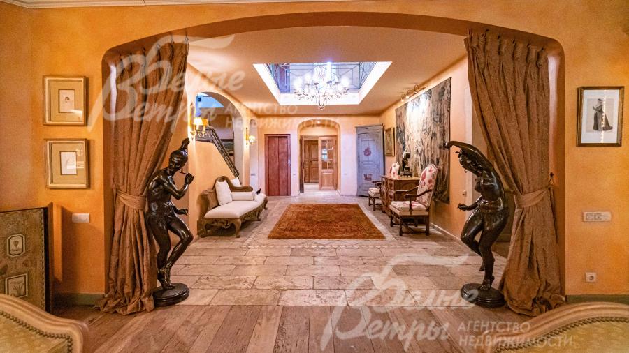 При входе в гостиную вас встречают две греческие статуи