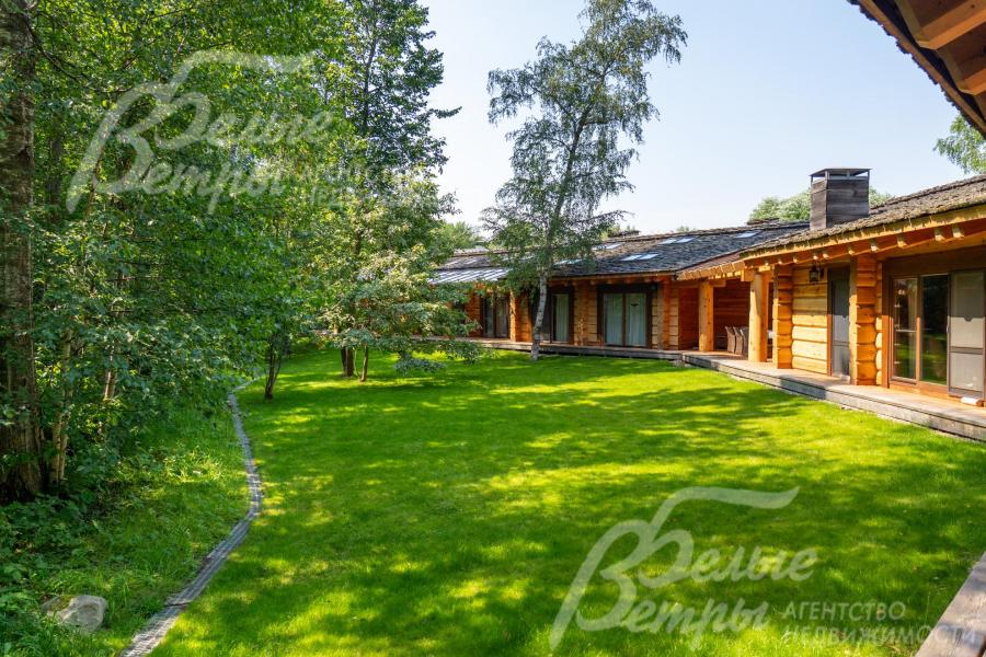 Зона барбекю с видом на лес