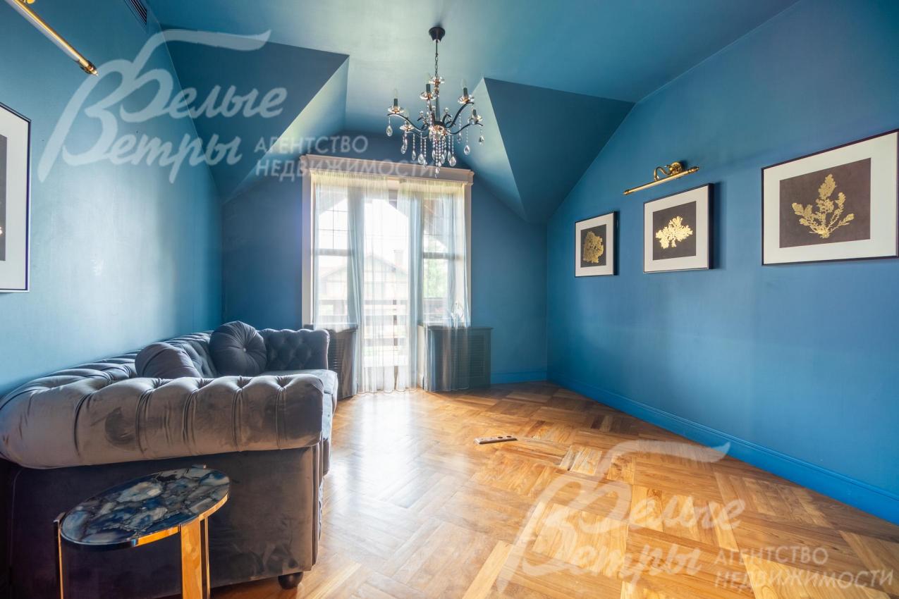 Кабинет на втором этаже с диваном и выходом на балкон