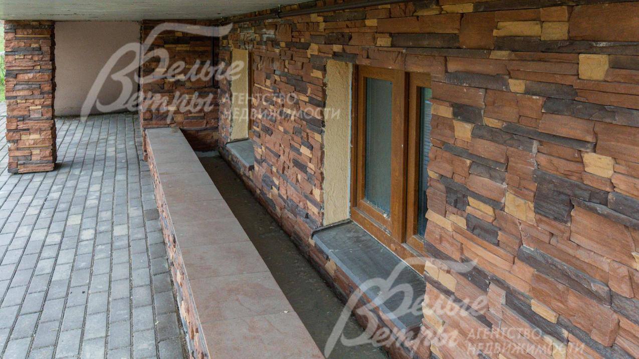 Цокольный этаж с окнами