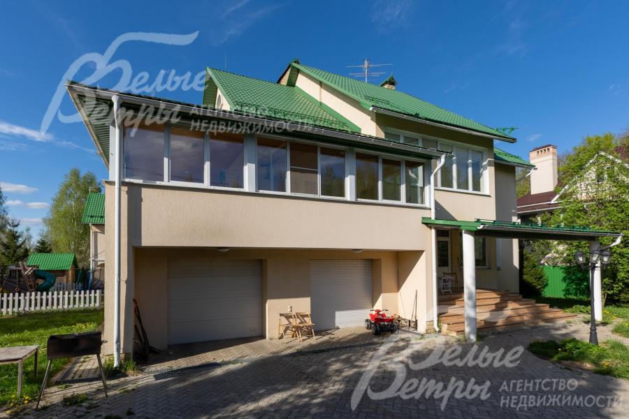 К дому примыкает гараж на 2 авто