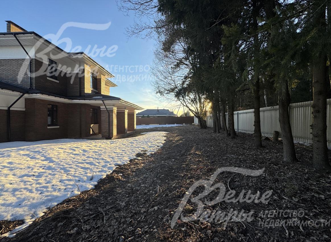 По периметру участка возведён забор, по фасаду - в едином стиле с домом