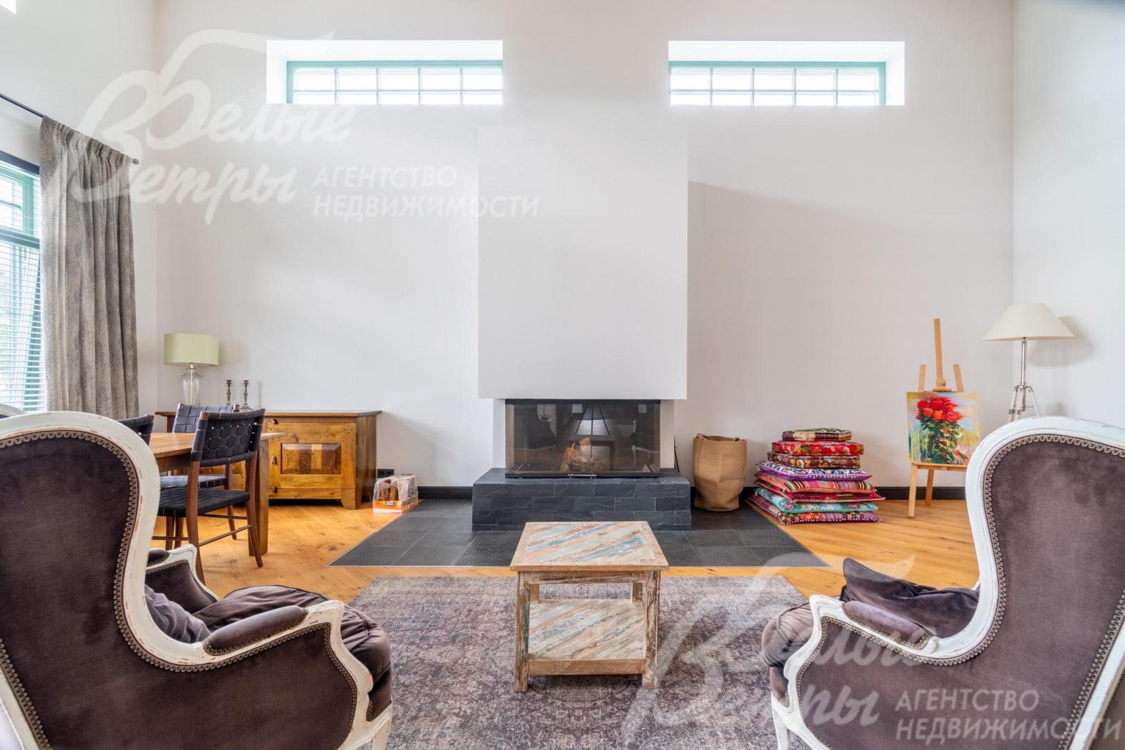 Гостиную украшает камин гильотинного типа