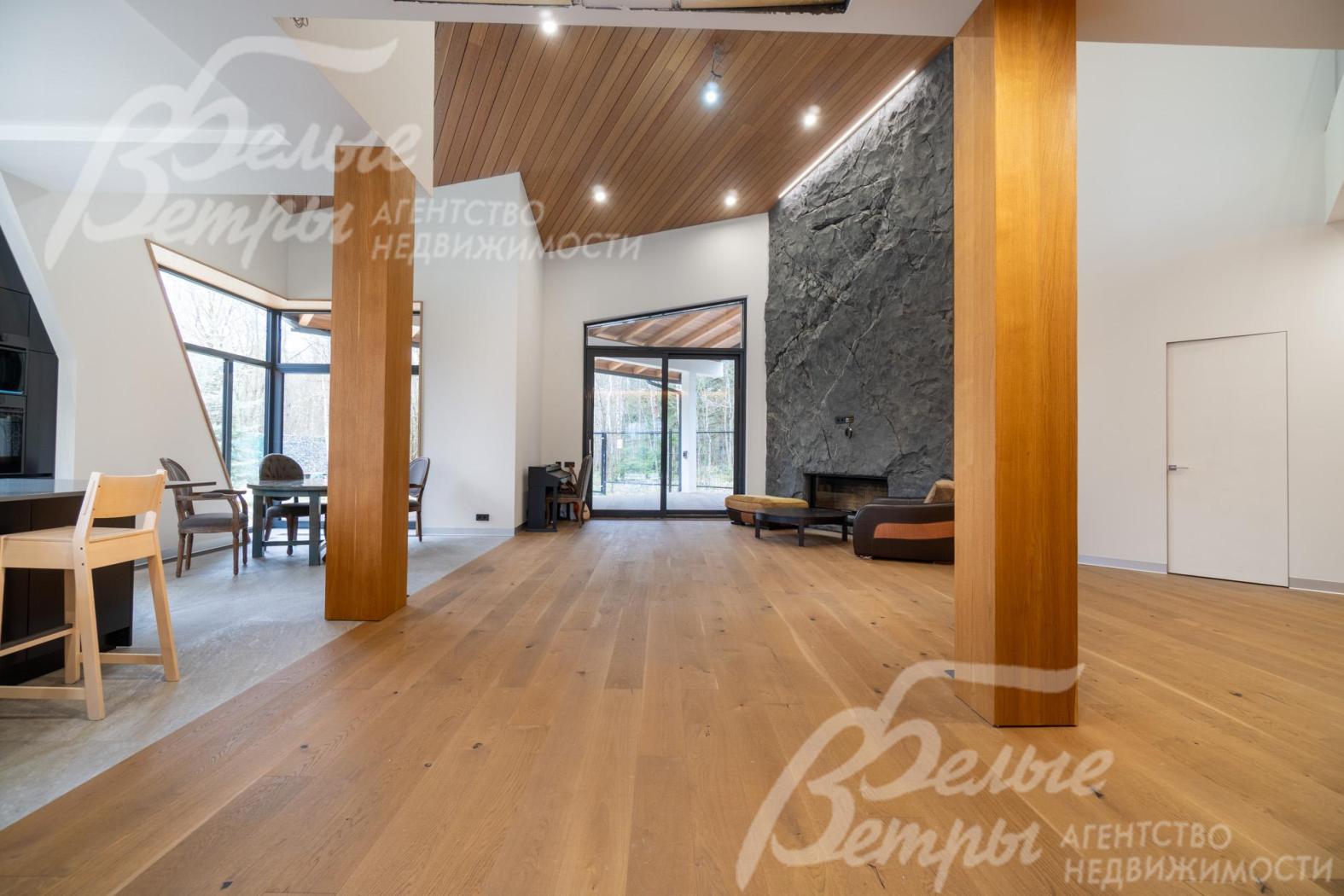 Отделка выполнена с акцентом на натуральные материалы: доминирует дерево, на полу - инженерная доска из дуба