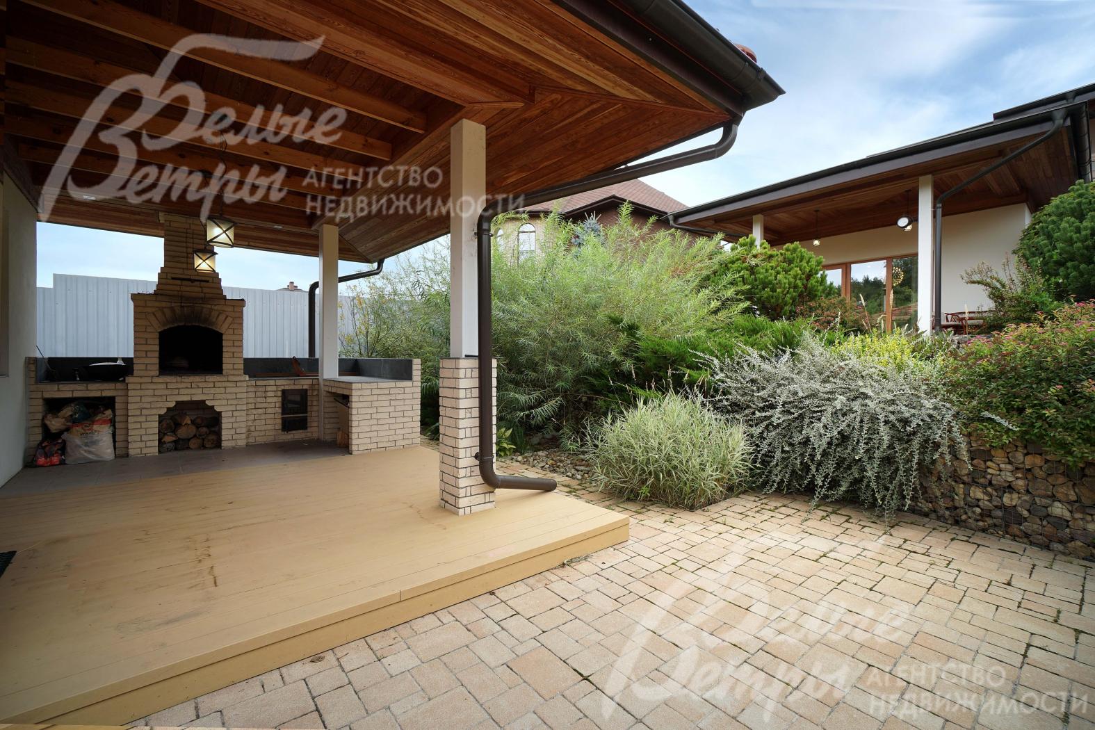 Мангальная зона на крытой террасе бани