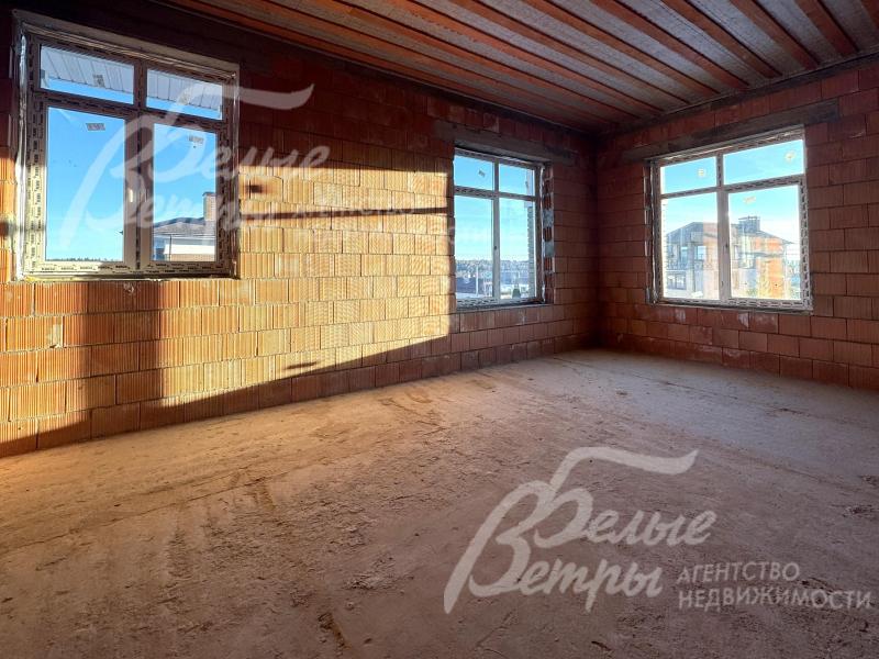 В доме - четыре спальни, одна из спален находится на первом этаже