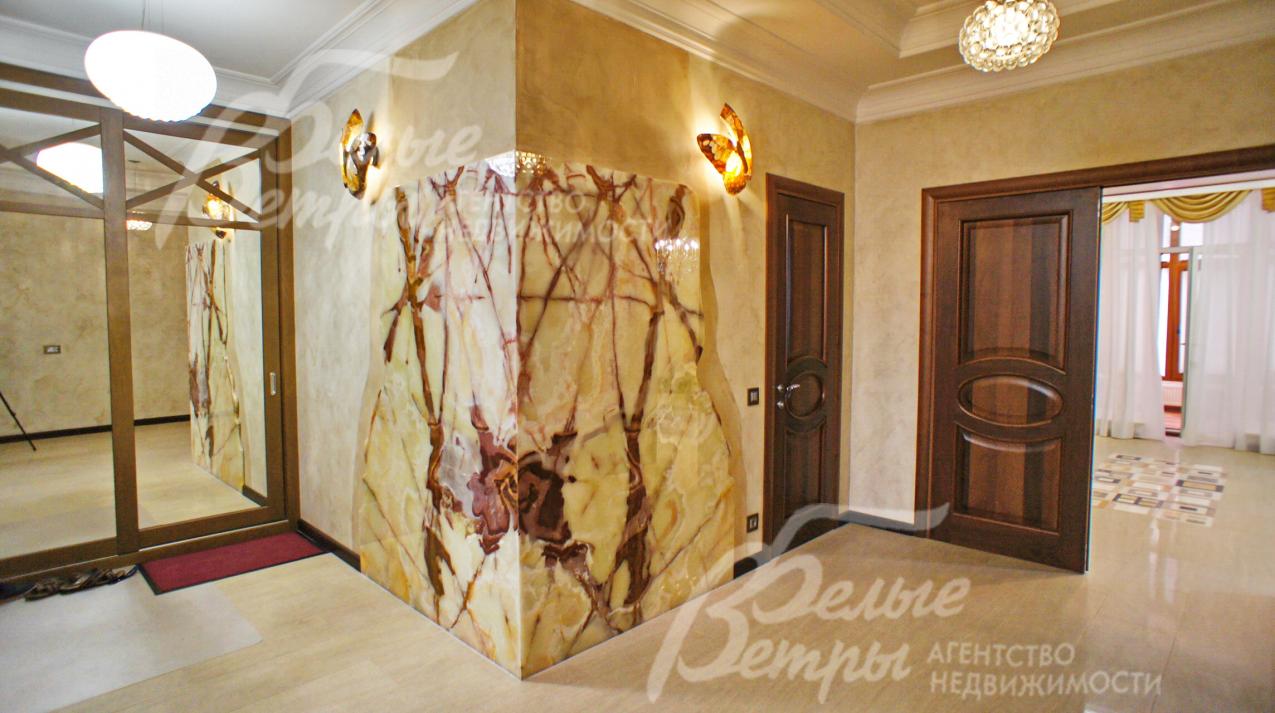 В прихожей слэб из оникса