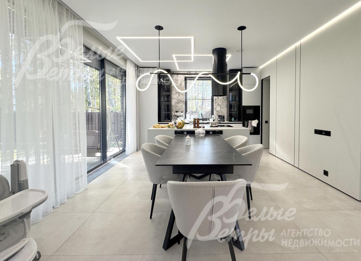 Потолок дома - со световыми линиями и скрытым карнизом: реализовано несколько сценариев освещения