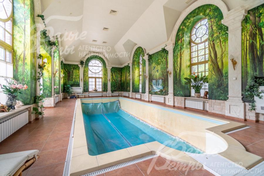 Зона бассейна на первом этаже спа-комплекса