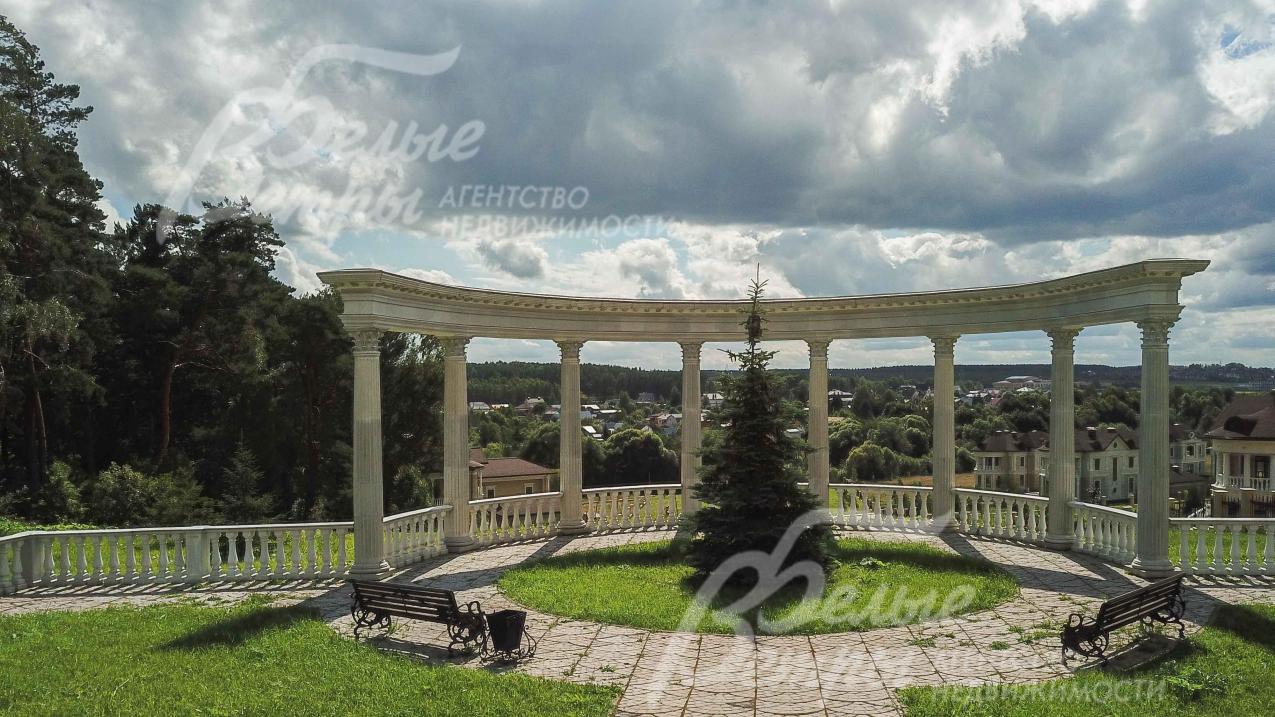 В поселке обустроены места для отдыха