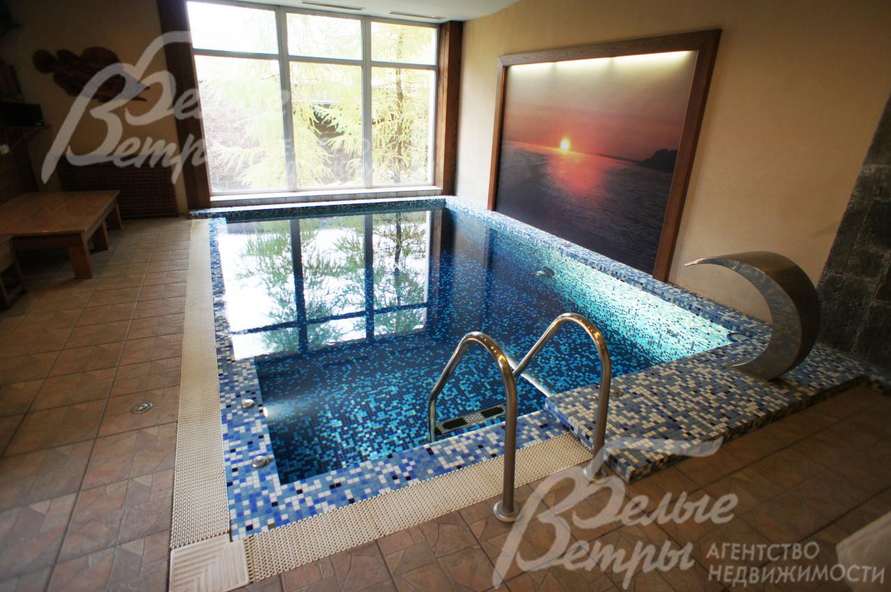 Во вспомогательном доме переливной бассейн