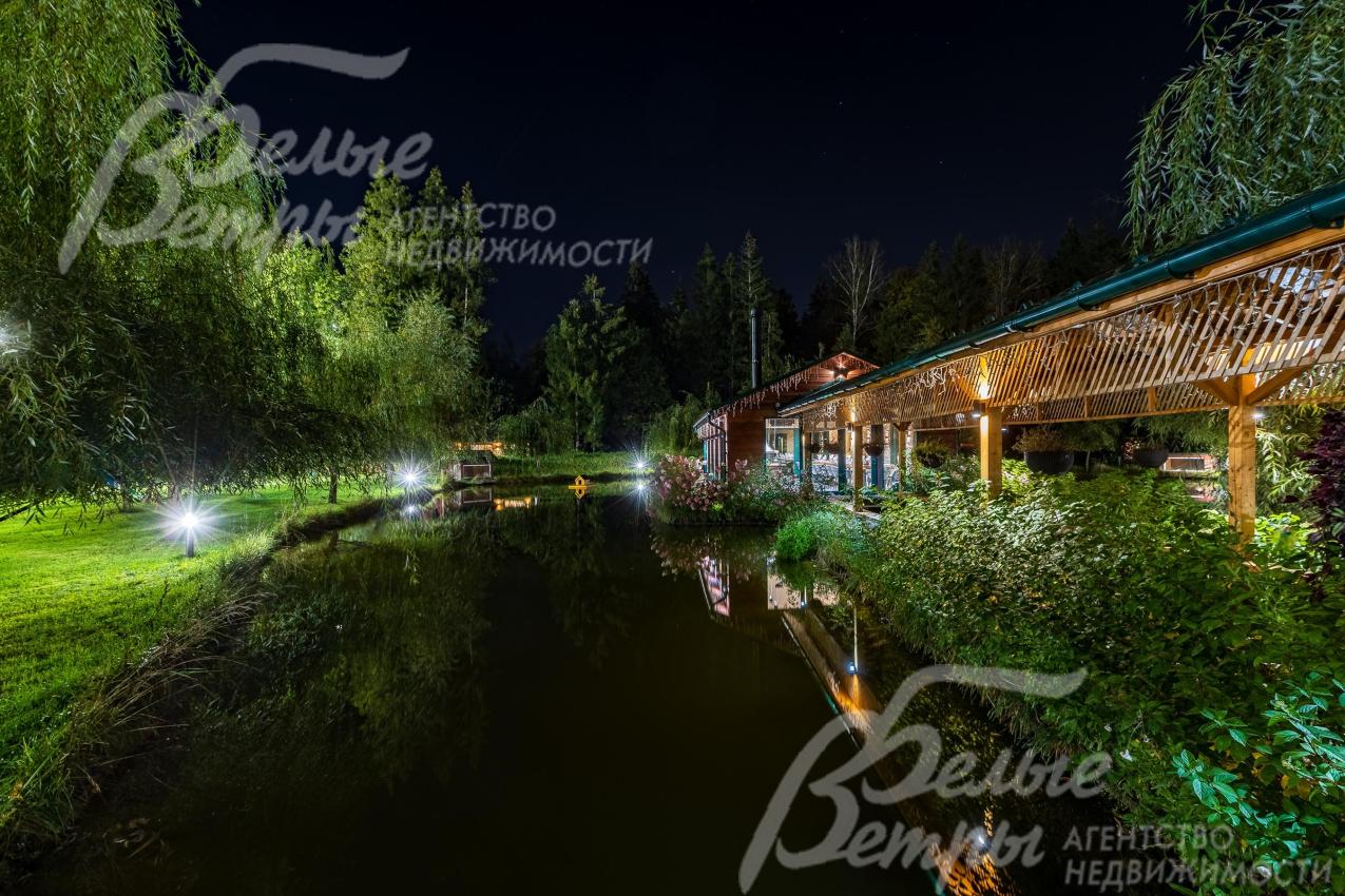 Выполнено уличное освещение по всему участку, в том числе в зоне пруда