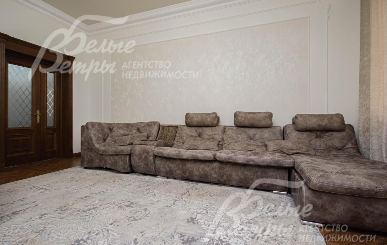 Большой кожаный диван в гостиной