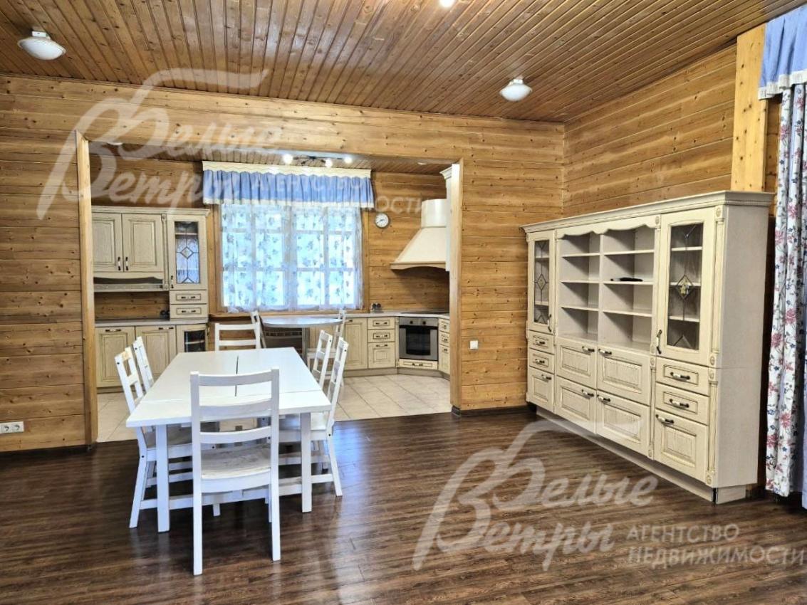 Столовый гарнитур на 6 персон.