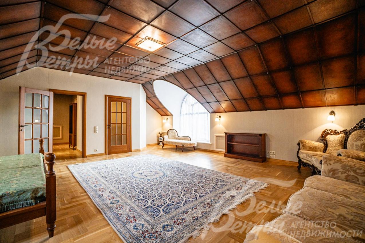 Большая спальня на мансардном этаже с санузлом и гардеробной