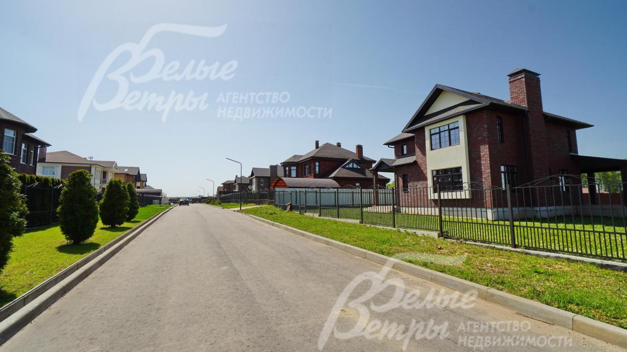 Широкие асфальтовые освещенные дороги в поселке Новая Ильичевка