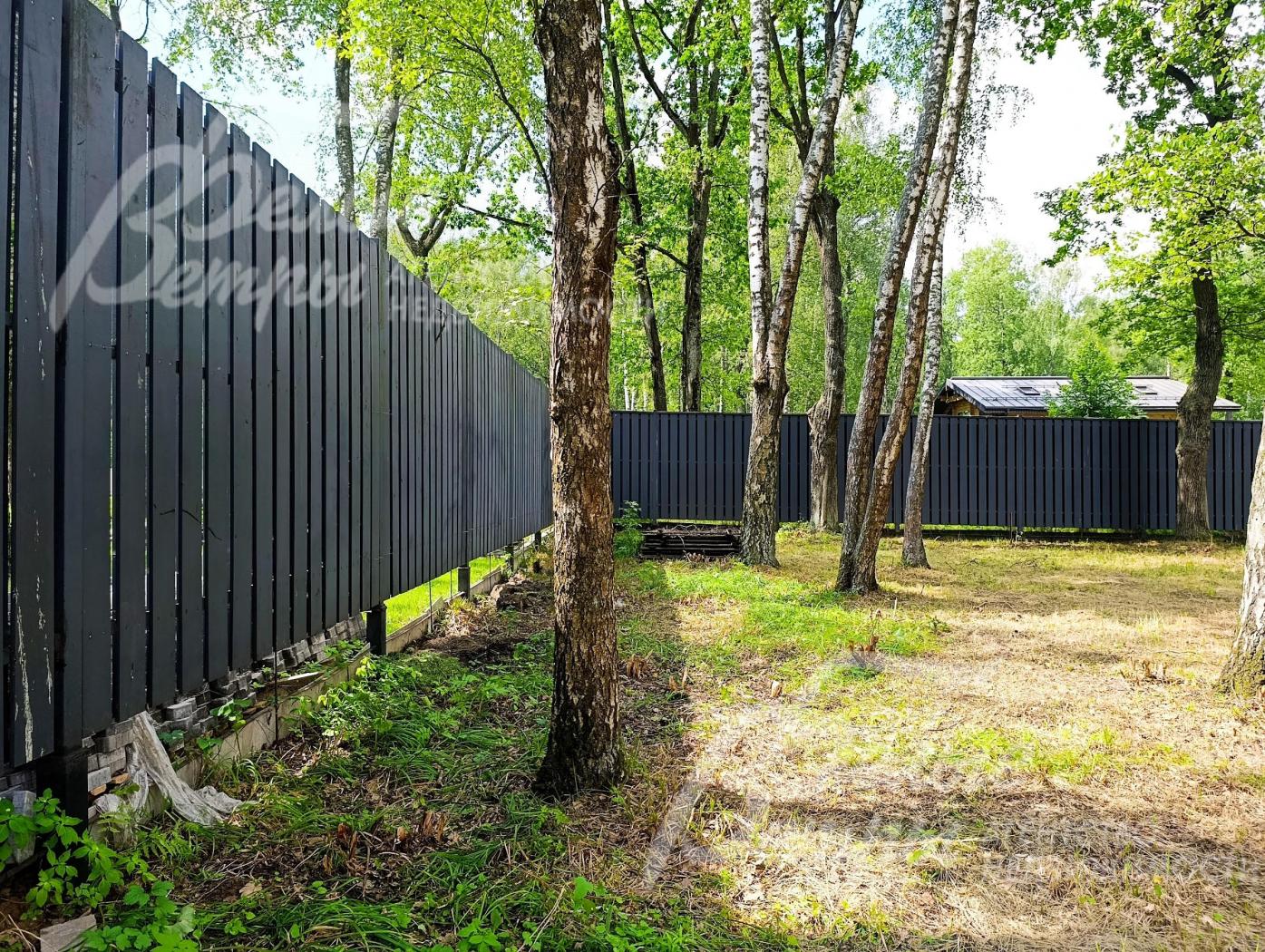 В 600 метрах от участка располагается пруд. В 3 километрах - город Троицк 