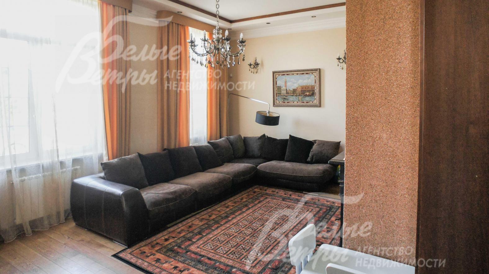 Каминный зал площадью 20 кв.м с большим угловым диваном