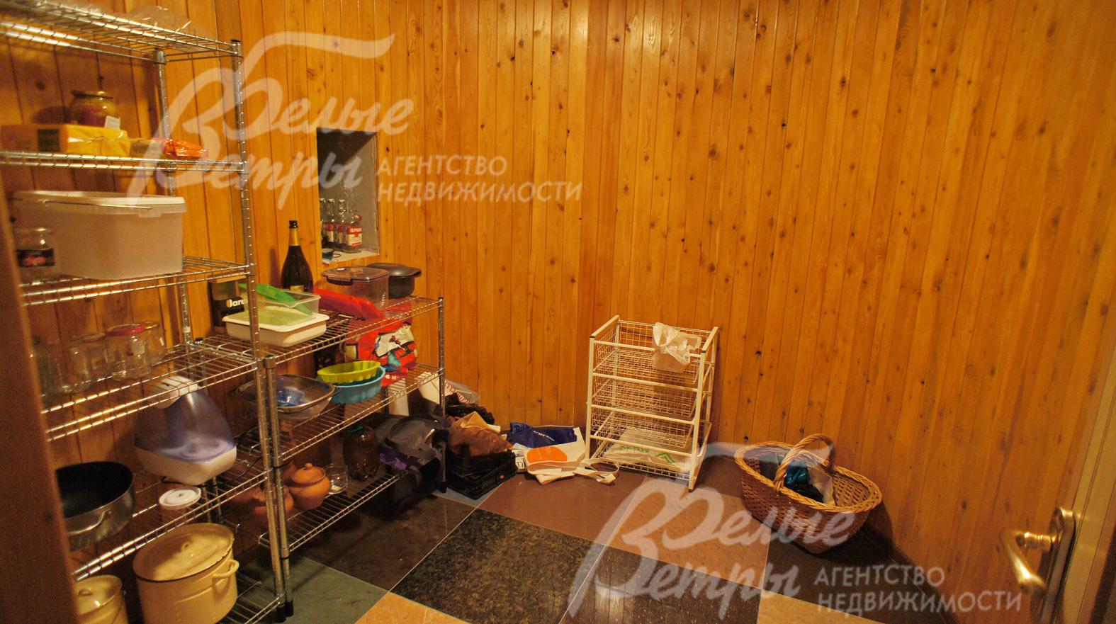 В цокольном этаже прохладное помещение для хранения заготовок