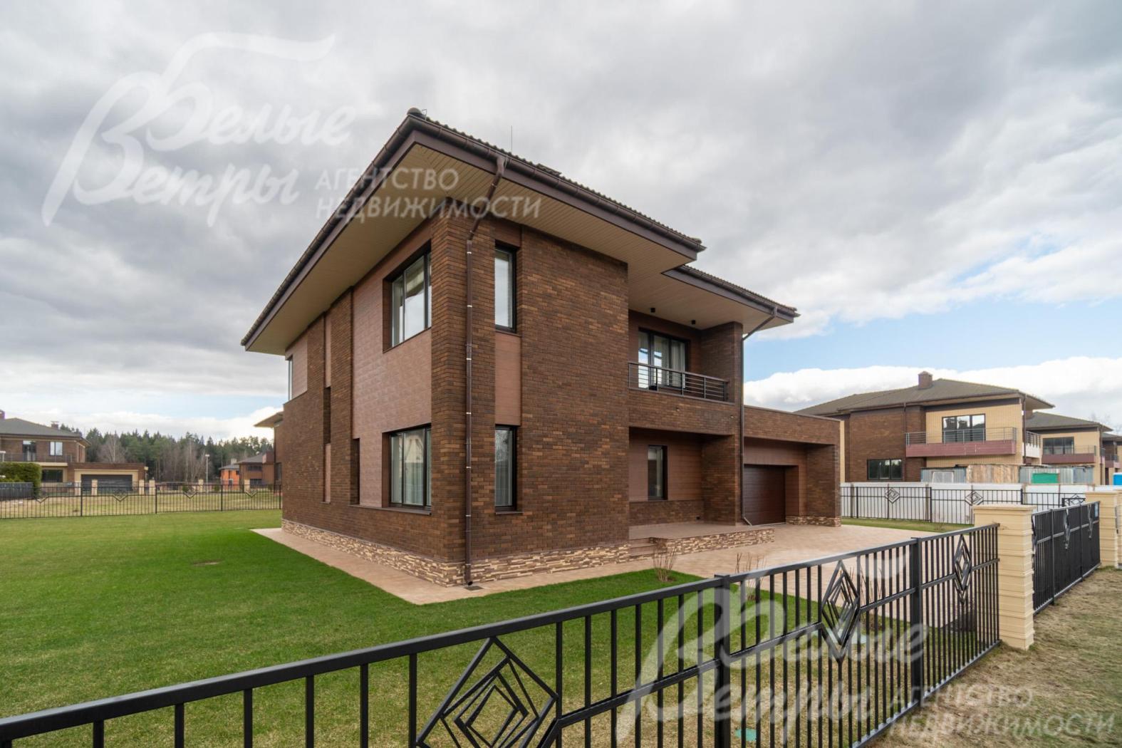 Участок огорожен кованым забором в едином стиле поселка