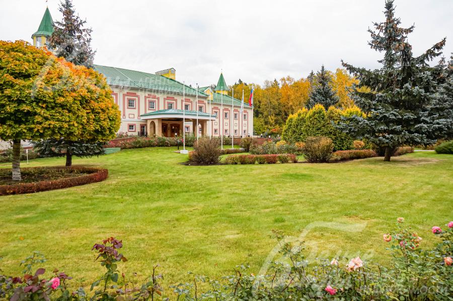 С поселком Богородское граничит знаменитый Дом приемов Газпрома со своей инфраструктурой