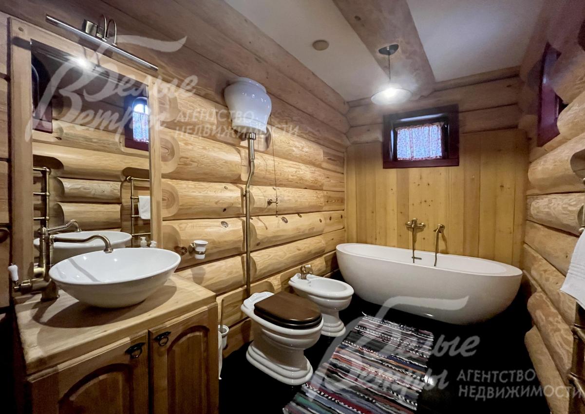 Санузел первого этажа с ванной. В санузлах - оригинальная сантехника и фурнитура MIGLIORE (Италия) в единой стилистике «ретро»