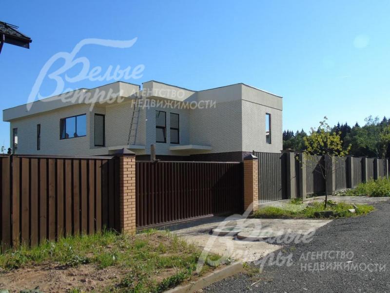 Дом выполнен по индивидуальному польскому проекту в стиле High-tech