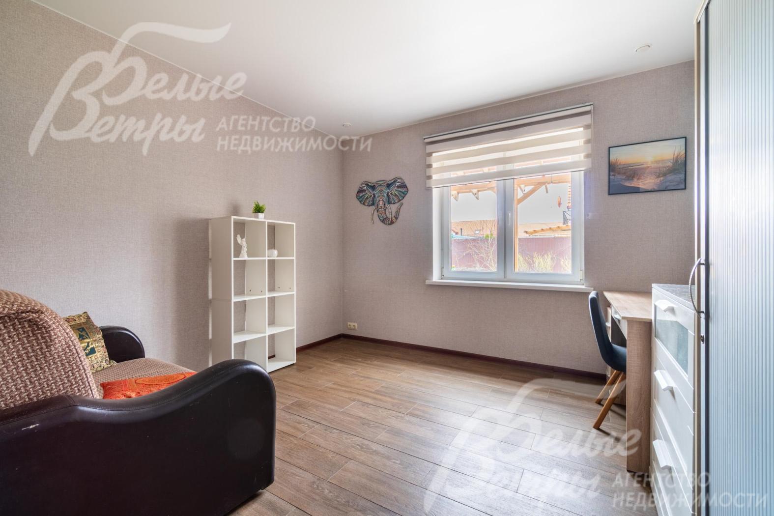 Спальня на первом этаже также может использоваться как кабинет: в комнате есть диван, системы хранения и рабочее места