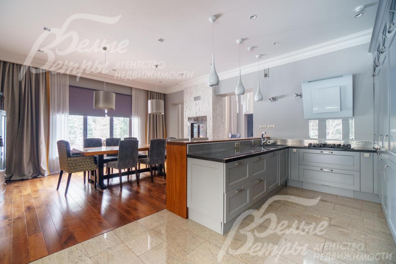 Пол в зоне кухни - гранит Pearl Flower. Столешница кухни - красивейший черный гранит Black Galaxy, а барного стола - тик.