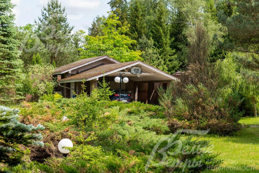 Есть навес на 2 авто с хозблоком и помещением для дизельного генератора. 