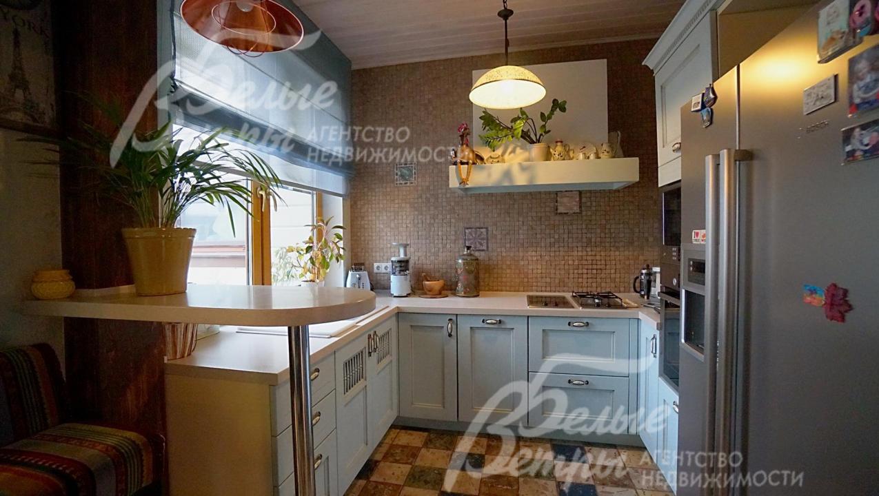 Кухня из натурального дерева (дубовая), столешница из искусственного камня