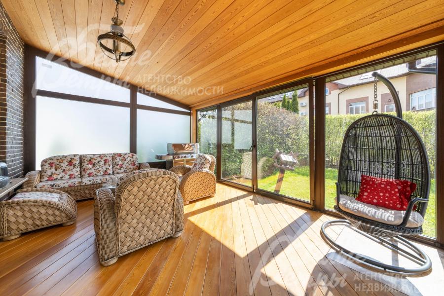 Веранда-зимний сад с панорамным остеклением.