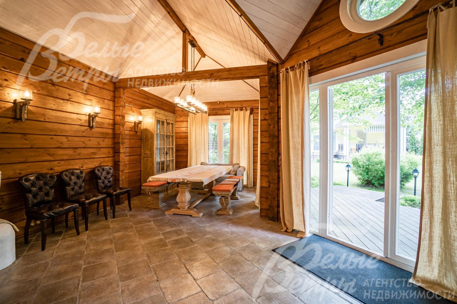 Обеденная группа в доме для барбекю