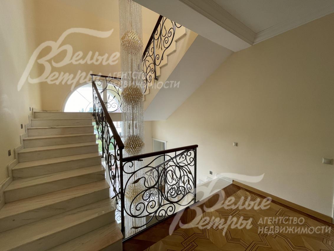 Комфортная лестница на железобетонном основании, мраморные ступени, ограждение - художественная ковка