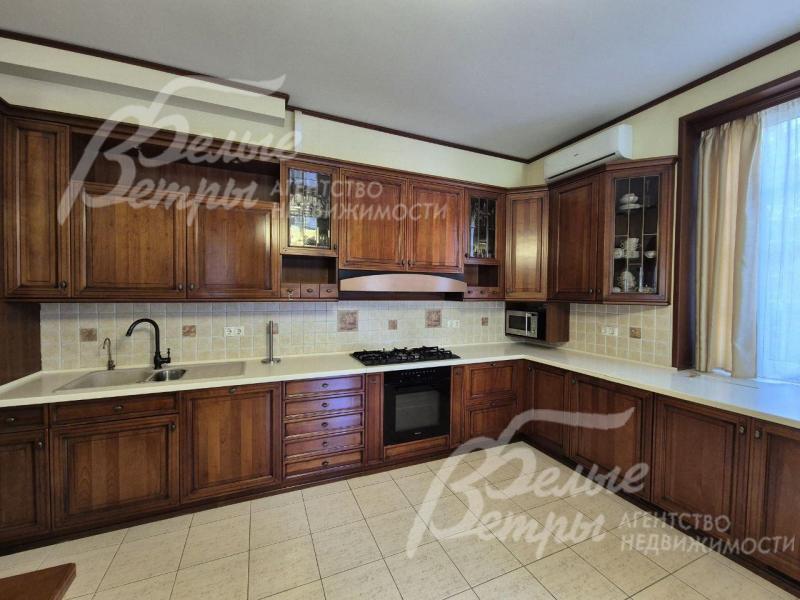 Кухонный гарнитур из массива вишни производства Италии, со встроенной техникой.