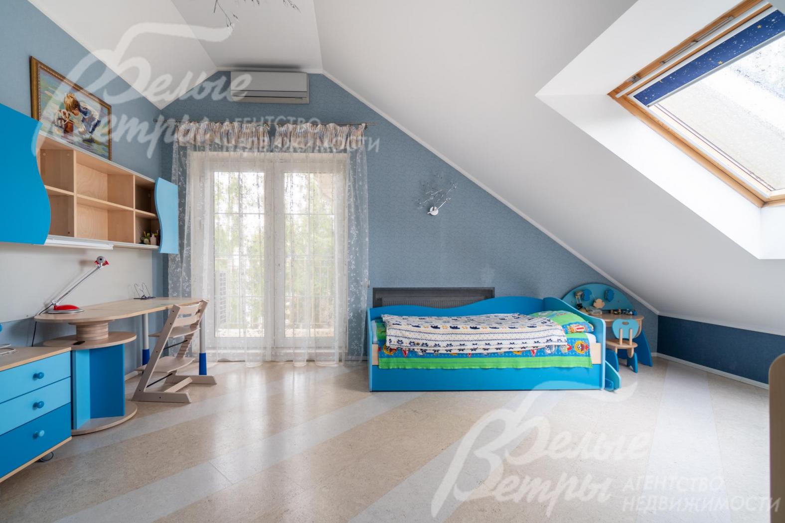 Вторая спальня (детская) на мансардном этаже с выходом на балкон