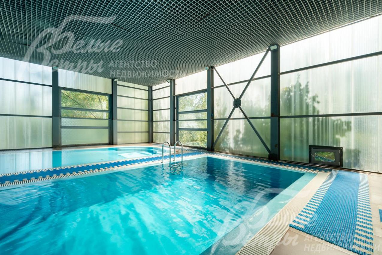 СПА-зона с несколькими бассейнами.