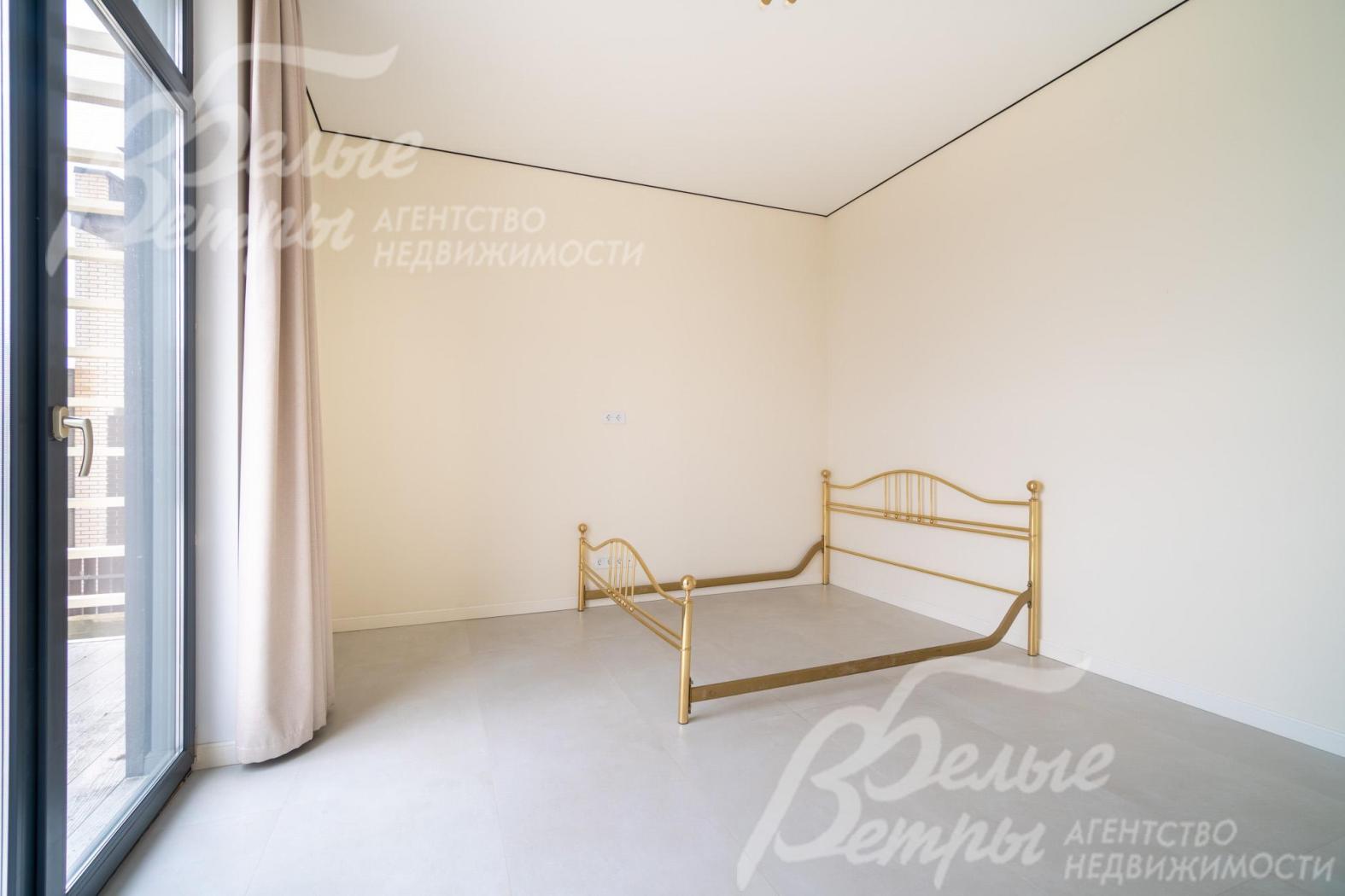 Спальня на первом этаже с большим панорамным окном и выходом на террасу