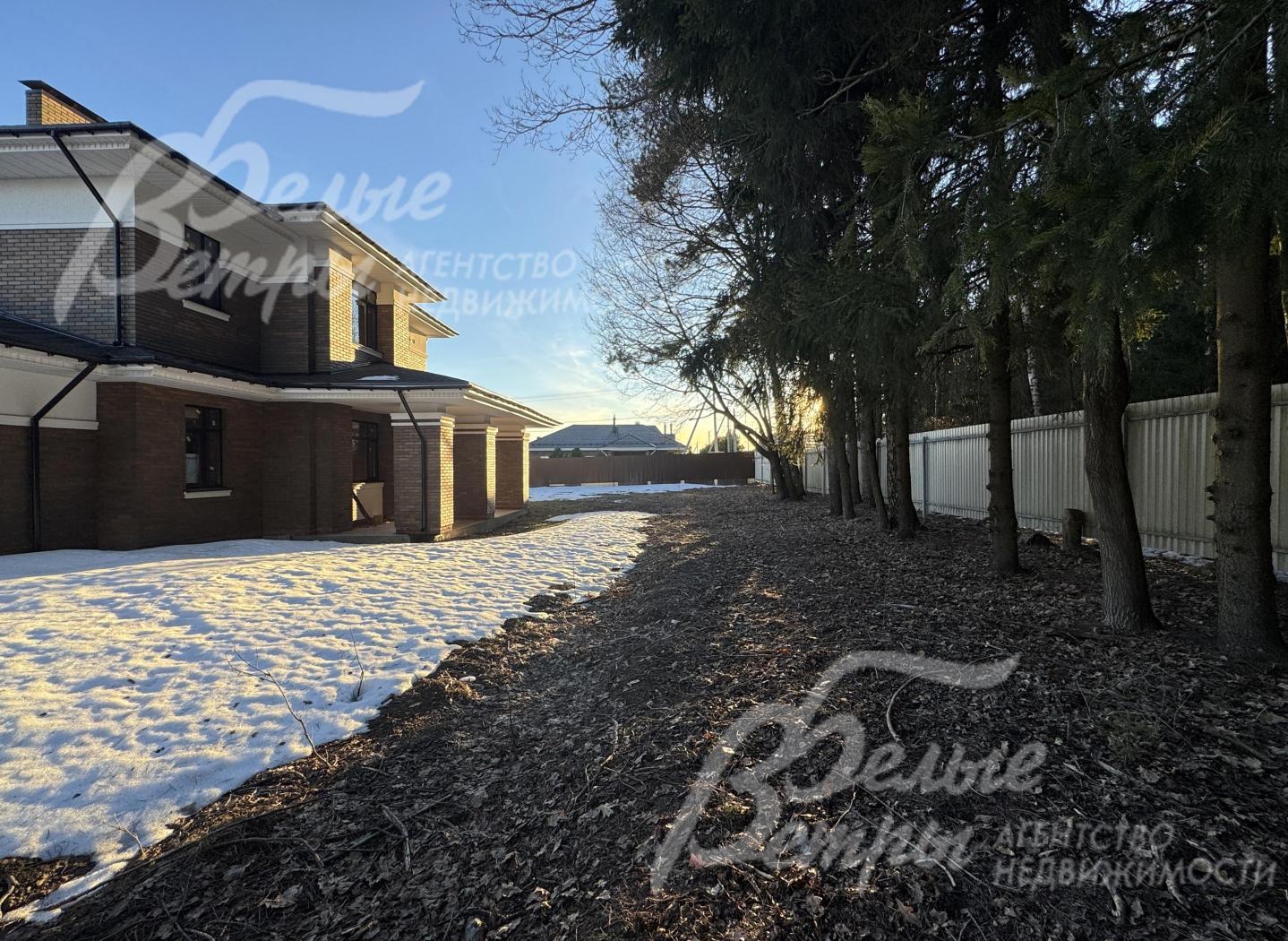 По периметру участка возведён забор, по фасаду - в едином стиле с домом