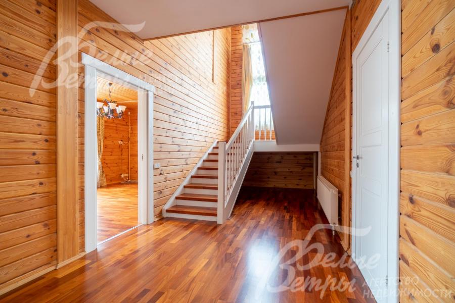 На второй этаже основного дома ведёт лестница, отделанная в едином стиле дома